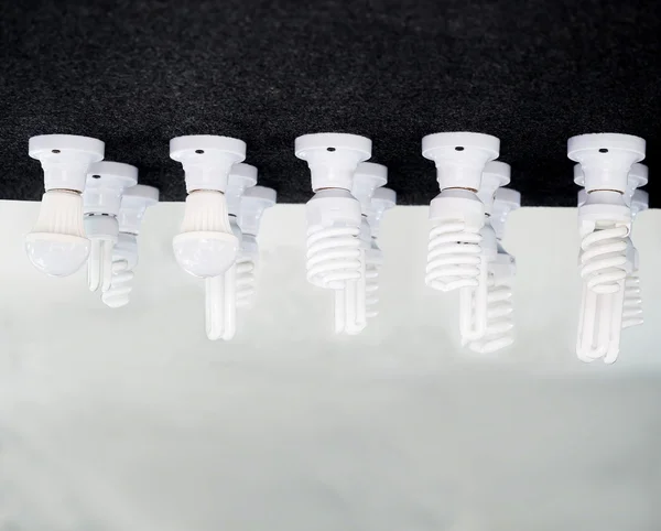 Verschiedene Arten von Leuchtstoffröhren und LED-Glühbirnen — Stockfoto