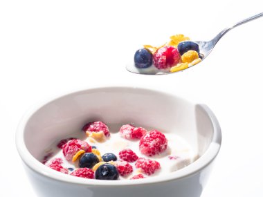 Olgun Ahududu ve yaban mersini ve süt beyaz çanak üzerinde