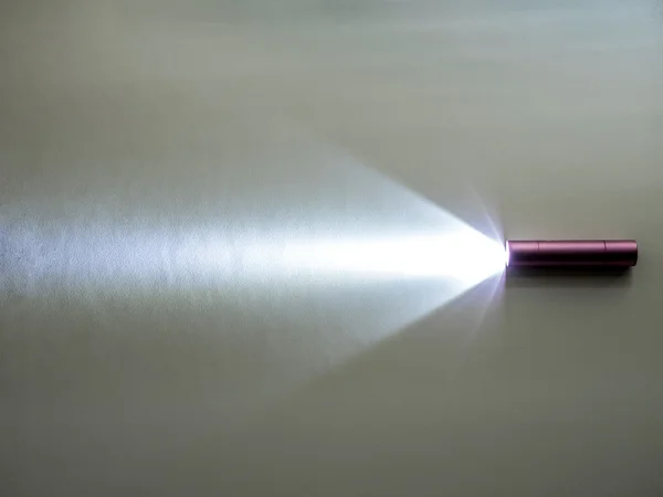 Маленький светодиодный фонарь освещается на полу — стоковое фото