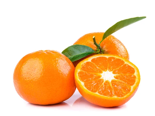 白で隔離される熟したオレンジ色の果物 — ストック写真