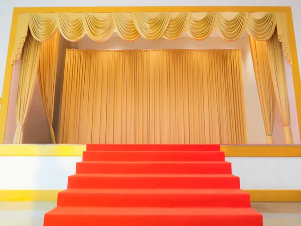 Red carpet leading to the performance stage — Stock Photo, Image