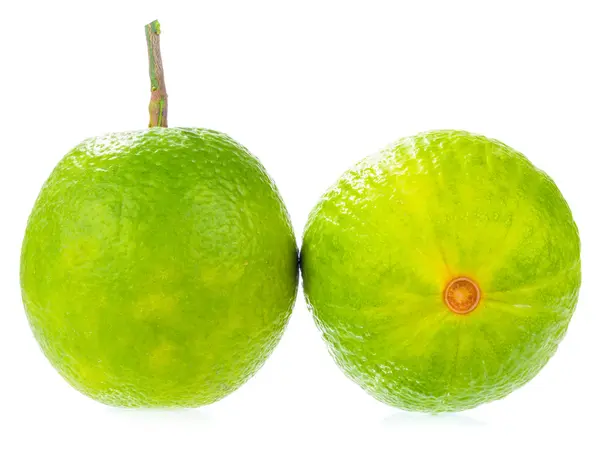 Rohe grüne Früchte, Madarin citus auf weißem Hintergrund — Stockfoto