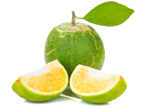 Nyers zöld gyümölcsök, Madarin citus fehér háttér — Stock Fotó