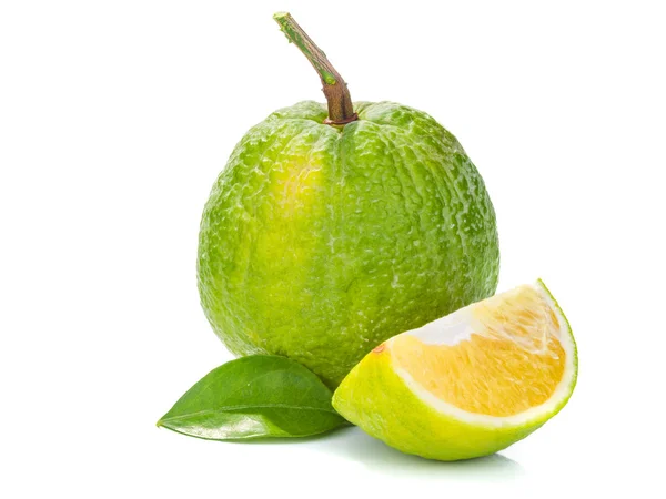 Rohe grüne Früchte, Madarin citus auf weißem Hintergrund — Stockfoto