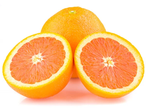 Fruta en rodajas de naranja madura aislada en blanco — Foto de Stock