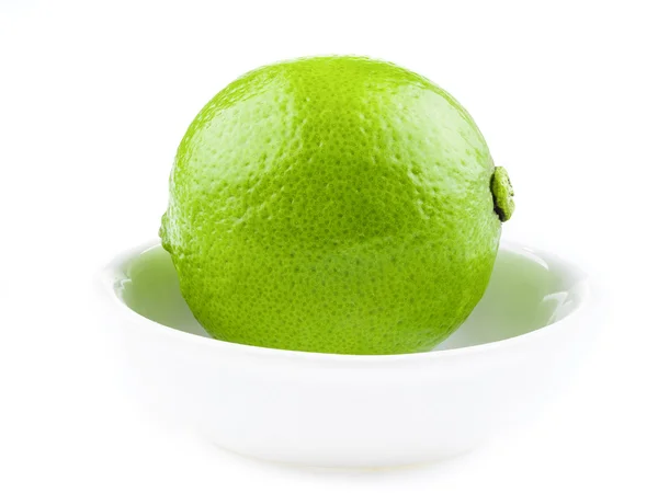 Limoni verdi su sfondo bianco — Foto Stock