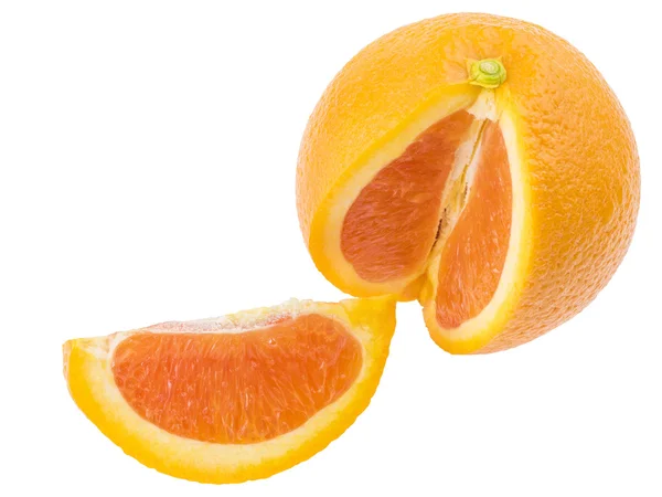 Fruta madura en rodajas de naranja aislada sobre fondo blanco — Foto de Stock