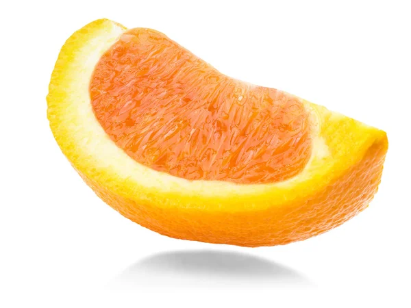 Fruta madura en rodajas de naranja aislada sobre fondo blanco — Foto de Stock