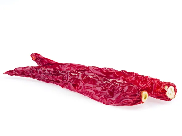 Gedroogde rode chili geïsoleerd op wit — Stockfoto