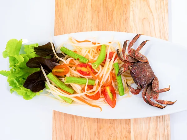 タイ料理、パパイヤのサラダ白皿の上 — ストック写真