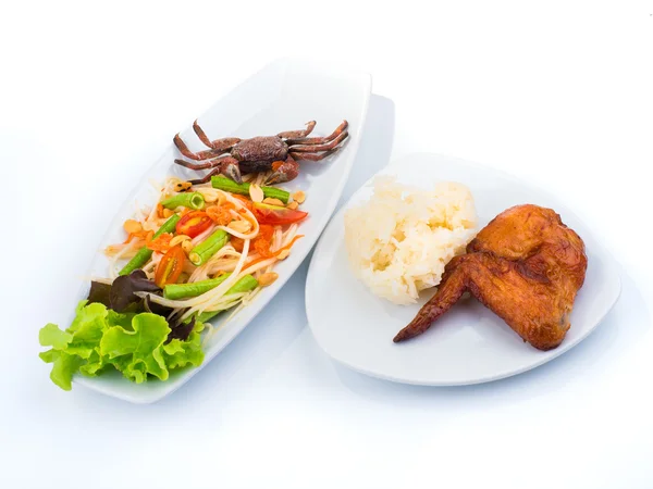 Comida tailandesa, ensalada de papaya en el plato blanco — Foto de Stock