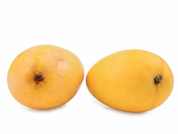 白で隔離黄色の完熟マンゴー — ストック写真