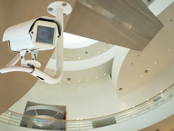 Sistema de vigilância no edifício de escritórios moderno — Fotografia de Stock