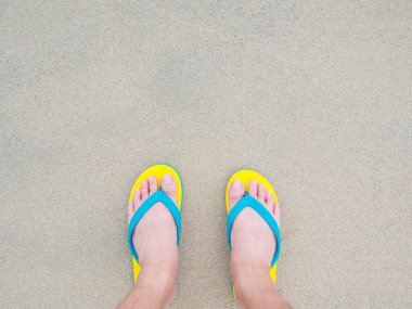 sandalet peep footware üzerinde duran insan çıplak ayak