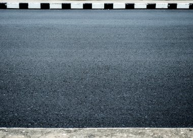 karanlık ve kaba asfalt yüzeyine yol