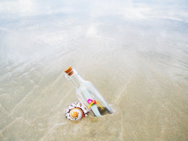 ileti kağıt içinde net cam şişe