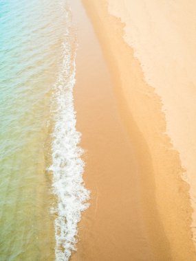 dalga deniz kıyısında ulaşan yumuşak köpük