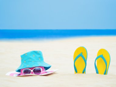 sandal footware, hasır şapka ve güneş gözlüğü