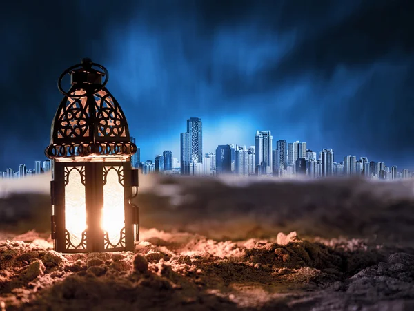 Verlichting met kaars binnen lantaarn schijnt op zand — Stockfoto