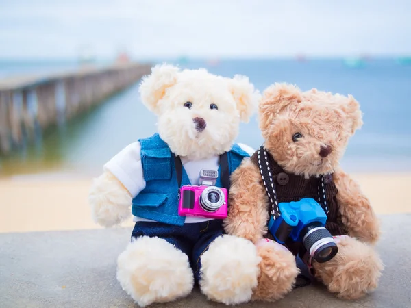 Mooie poppen zitten buiten op de kust — Stockfoto