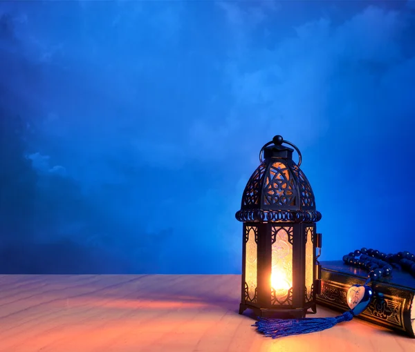 mum Müslüman stilin fener Arapça harfinde parlayan bir ışık
