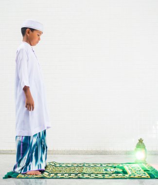 Müslüman çocuk Allah 'a ibadet eder ve dua eder.