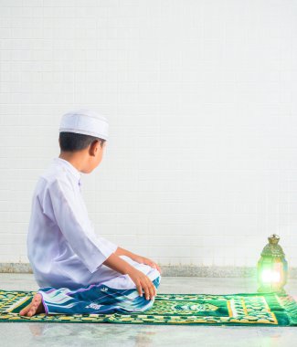 Müslüman çocuk Allah 'a ibadet eder ve dua eder.