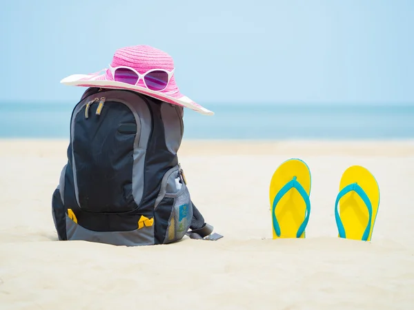 Sandalia de pie, sombrero de paja y gafas de sol en la playa de arena — Foto de Stock