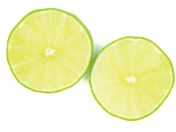 Limões verdes fatiados, limão é uma fruta suculenta azeda — Fotografia de Stock