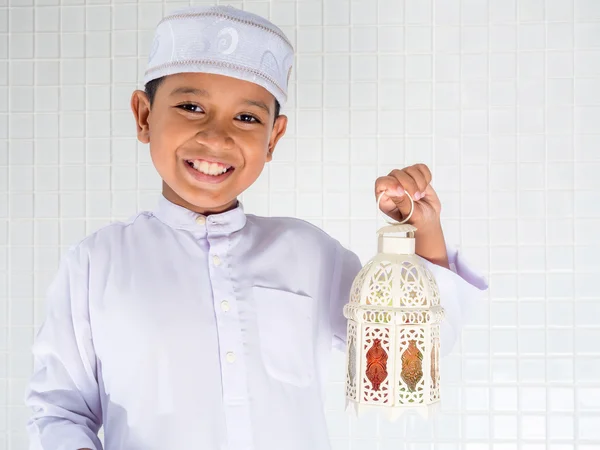 Bambini musulmani in abito tradizionale con lanterna bianca — Foto Stock