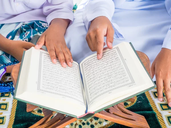 Asya Müslüman çocuk ile Kerim okumak yüzünü gülümseme