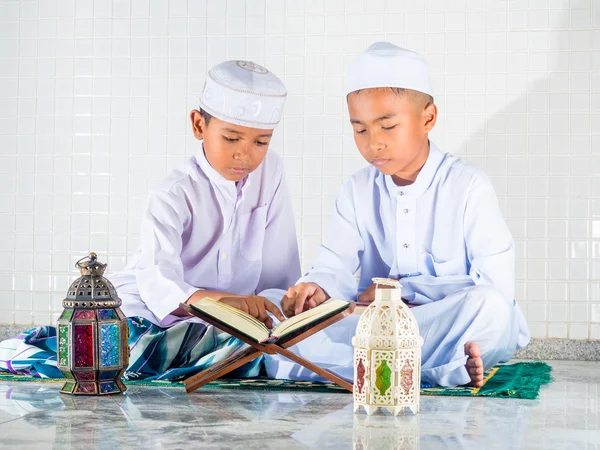 Asiatico musulmani bambini con sorriso faccia legge il santo Corano — Foto Stock