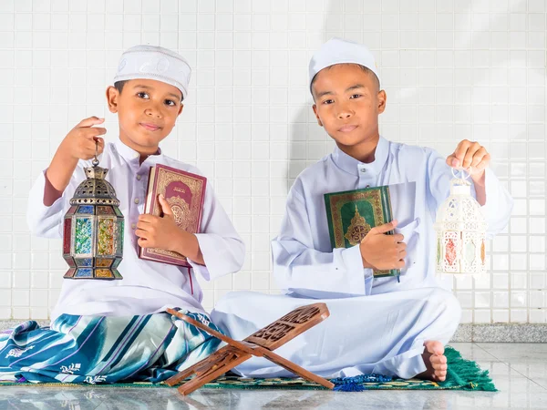 Asiático muçulmano crianças segurando santo Alcorão — Fotografia de Stock
