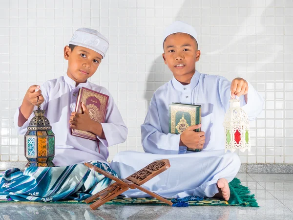 Asiático muçulmano crianças segurando santo Alcorão — Fotografia de Stock