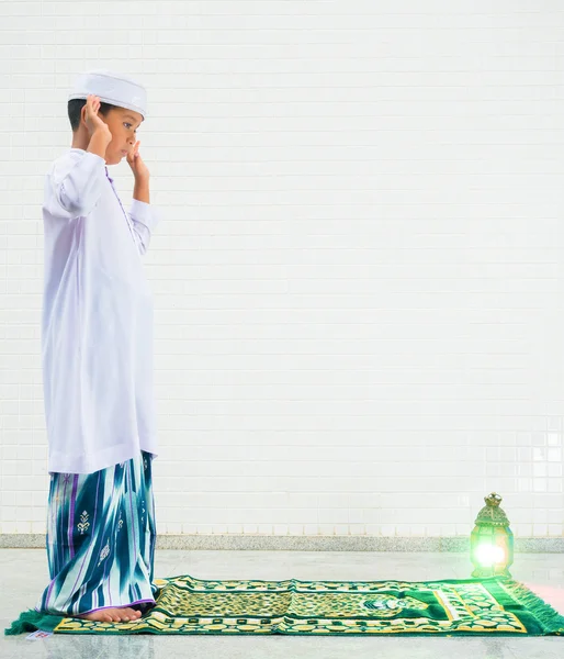Muselman barn dyrkar och ber för Allah — Stockfoto