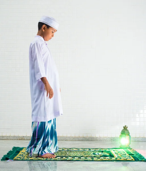 Anak Muslim memuja dan berdoa untuk Allah — Stok Foto