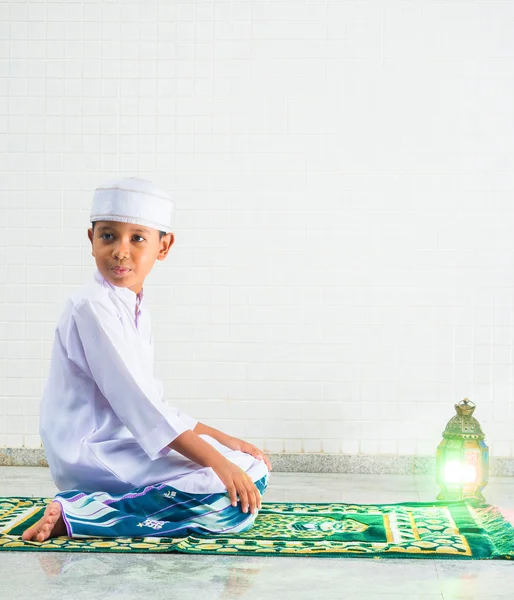 Anak Muslim memuja dan berdoa untuk Allah — Stok Foto