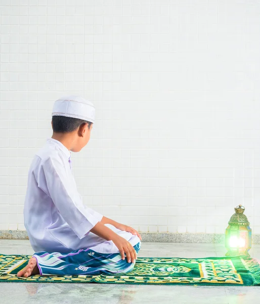 Niño musulmán adora y reza por Allah — Foto de Stock