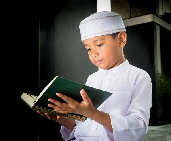 Asia muslim anak dengan wajah tersenyum membaca Al-Qur 'an suci — Stok Foto