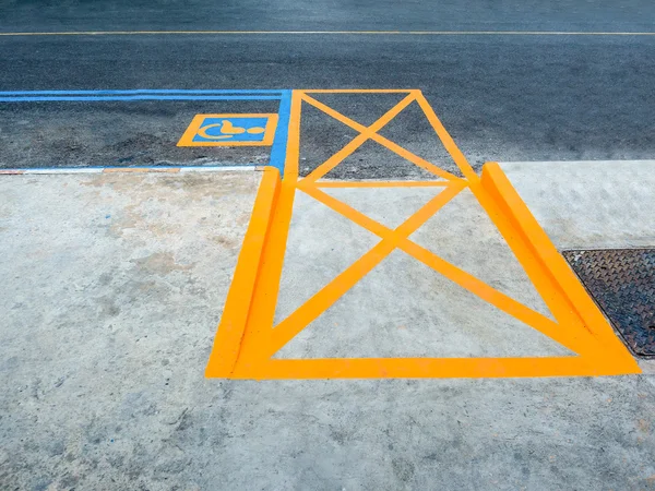 Sárga vonal szimbólum parkoló útjelzési letiltása — Stock Fotó