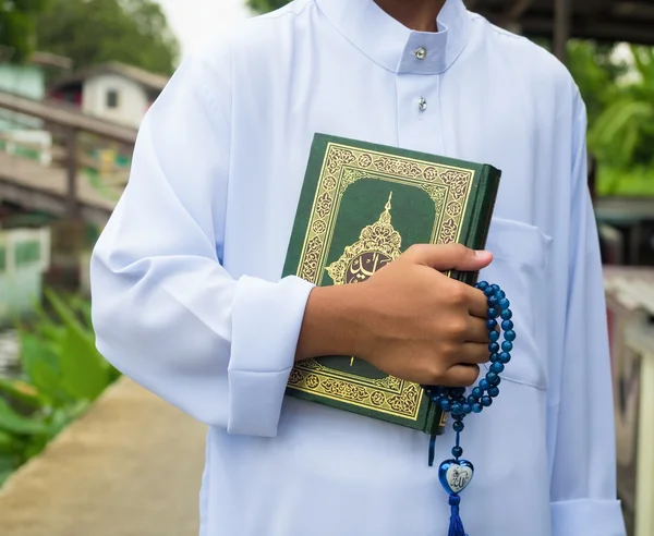 Livro sagrado Alcorão com rosário com palavra "Allah " — Fotografia de Stock