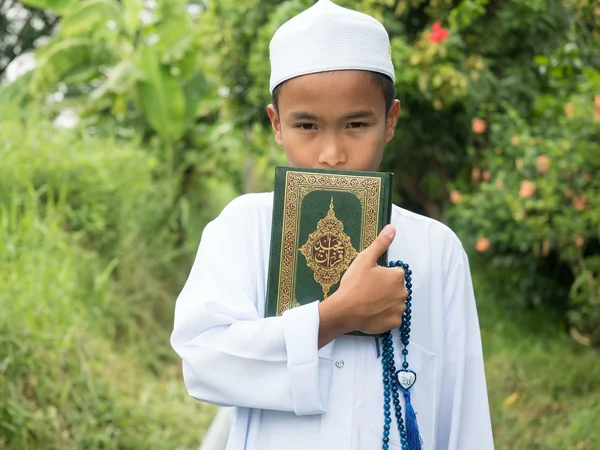 Livro sagrado Alcorão com rosário com palavra "Allah " — Fotografia de Stock
