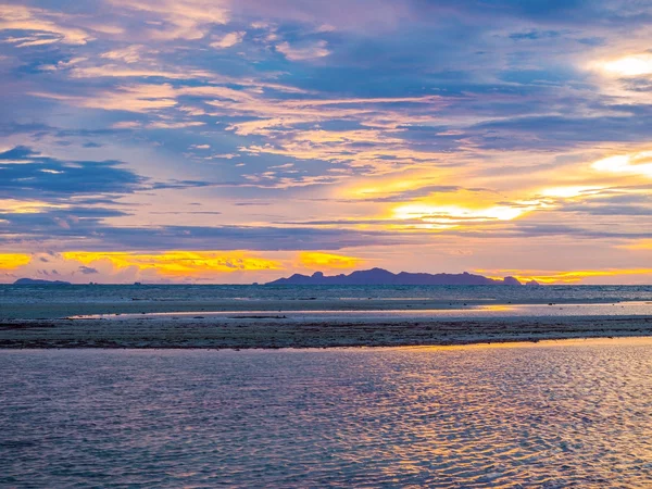 多彩 cloudscape 的夕阳的天空 — 图库照片