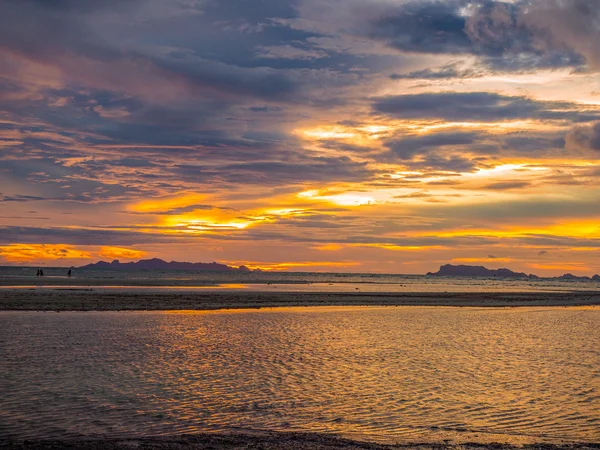 Kleurrijke cloudscape van avondrood — Stockfoto