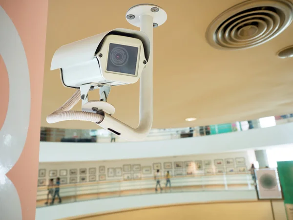 Sistema de vigilancia en el moderno edificio de oficinas —  Fotos de Stock