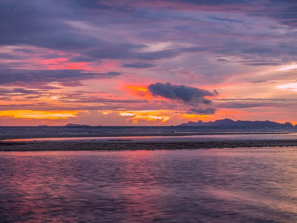 多彩 cloudscape 的夕阳的天空 — 图库照片