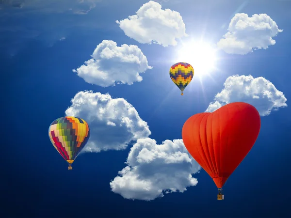 Piękna scena przez balonów na ogrzane powietrze na cloudscape i słońce — Zdjęcie stockowe