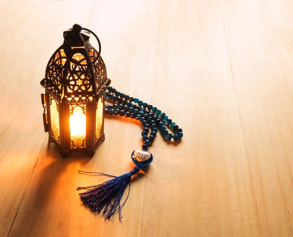 Lumière de bougie sur la lanterne du style musulman — Photo