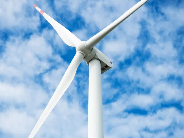 Turbina eólica no fundo do céu azul — Fotografia de Stock