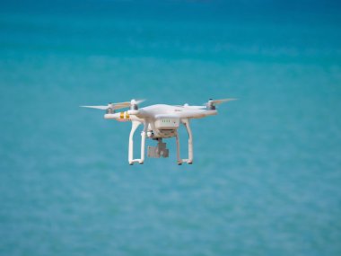 Hayalet quadrocopter drone uçuş mavi gökyüzü karşı